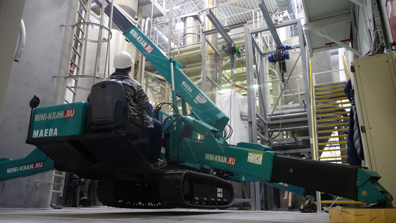 Мини-кран Maeda MC405 с раставленными опорами устанавливает колонны