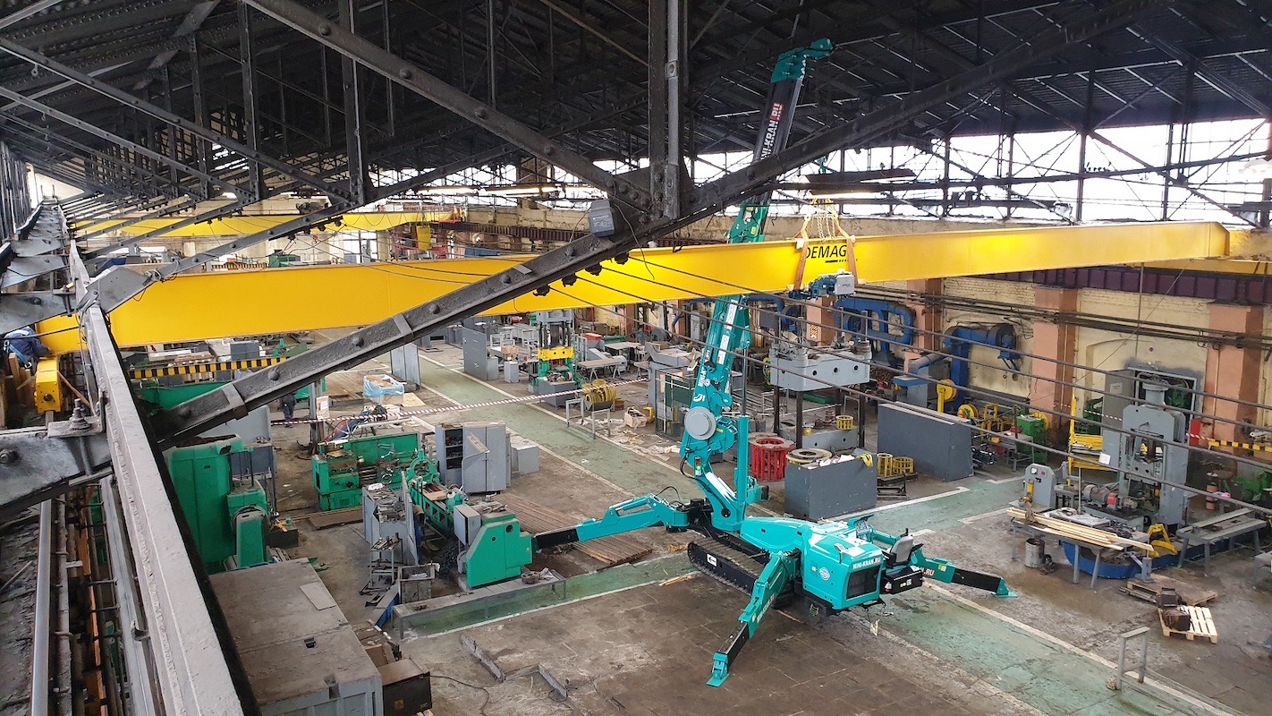 Мини-кран Maeda MC185 сраставленными опорами устанавливает колонны